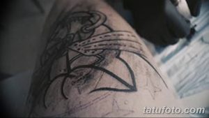Фото эскиза татуировки, нанесенного на кожу, демонстрирующее подготовку к процессу нанесения рисунка.